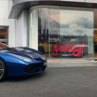 Ferrari-Showroom curved glass